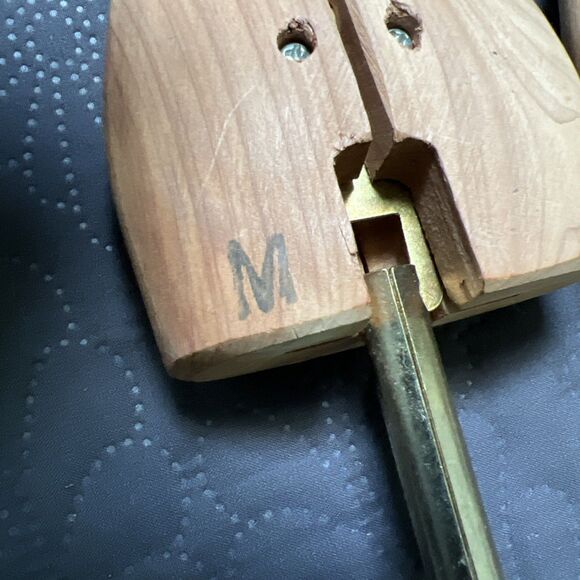 Moneysworth & Best Men's Cedar Shoe Tree - Hook Heel / Split Toe (1 Pair) M NWOB - Picture 11 of 11